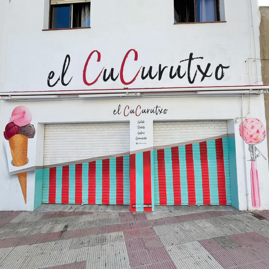 escenario de graffiti y mural exterior en persiana comercial